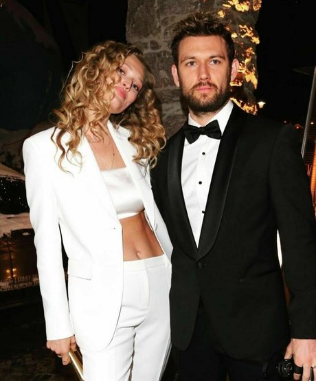 Toni Garrn star érotique galerie