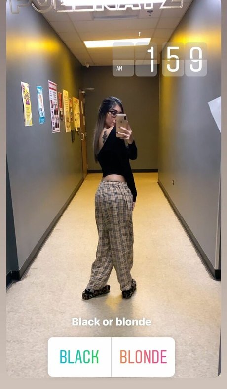 Jenelle Mathew modèle gratuit images