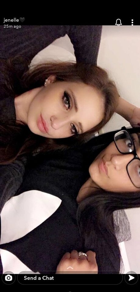 Jenelle Mathew modèle nu images