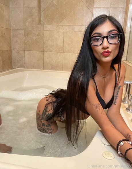 Jenelle Mathew nus étoiles image