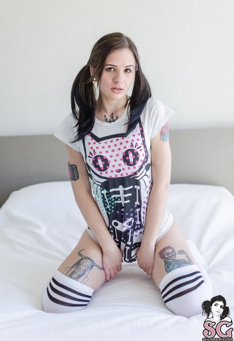 Nathi Suicide modèle chaud photos