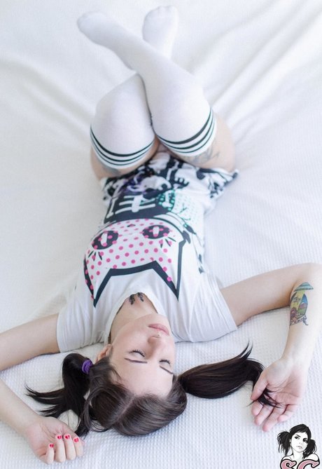 Nathi Suicide modèle nu photos