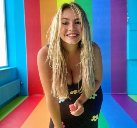 Sensi Lowe modèle joli images