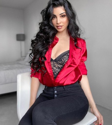 Elwa Saleh modèle sexy images