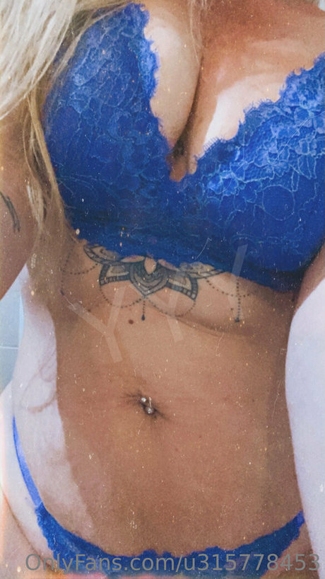 triple y modèle magnifique image