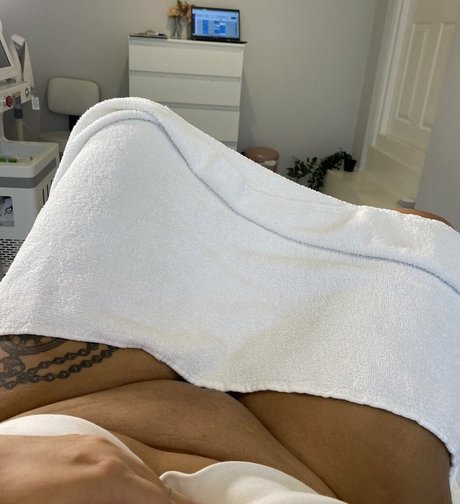 Kcupsbrunette modèle xxx image