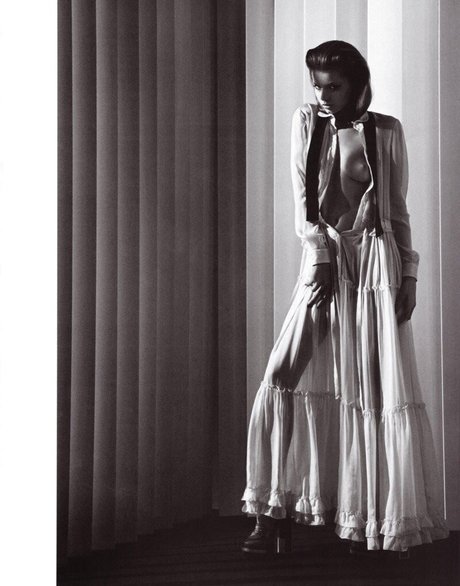 blonde étudiante onlyfans haut hd images