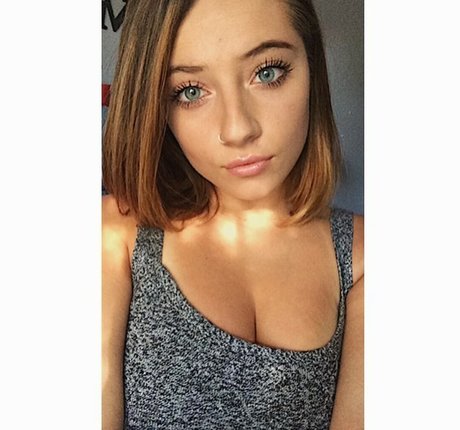 influenceur des médias sociaux onlyfans art pornographique galeries