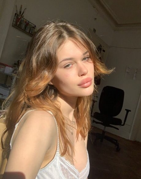 Ariane Ganz modèle nu collection