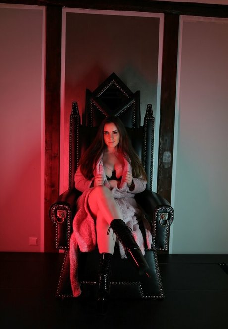 madame alaska official jolie actrice images