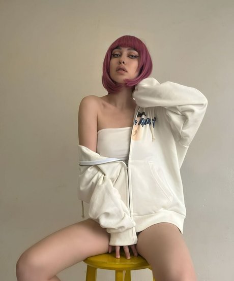 girlwalkingonfire actrice artistique collection