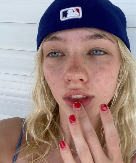 Lola Clark étoile exclusive des photos