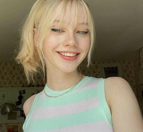 Lola Clark nus étoiles img