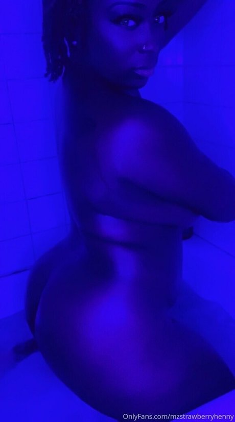 mzstrawberryhenny modèle pornographique des photos