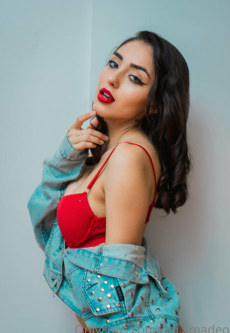 Dai Amadeo étoile adulte galerie