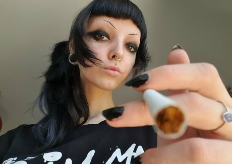 vi0let night actrice adulte galeries