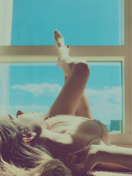 Ora Young modèle porno image