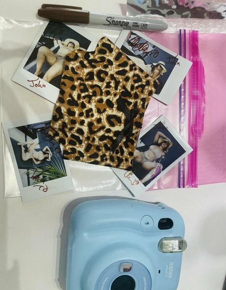 Abella Anderson nus étoiles photo