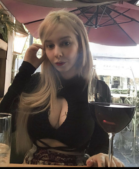 xmvndsx actrice artistique galeries