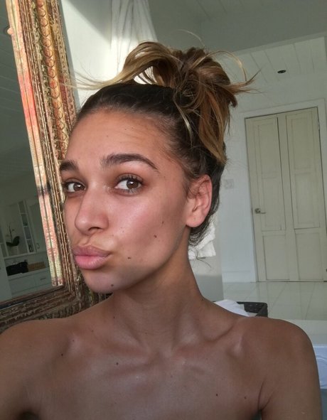 April Love Geary modèle artistique galerie