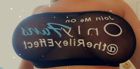 therileyeffect actrice libre des photos