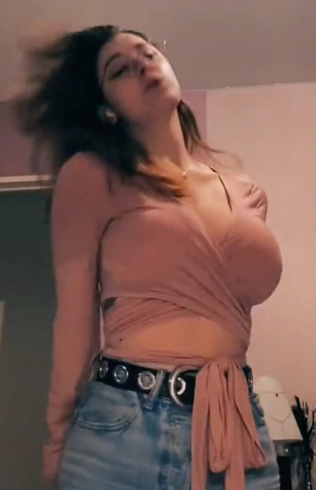 Nina Joy modèle de sexe archive