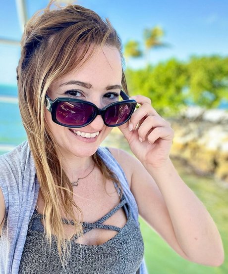 Krisea Marina modèle joli image