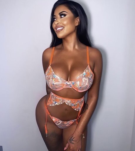 gros seins ébène onlyfans haut sexy images