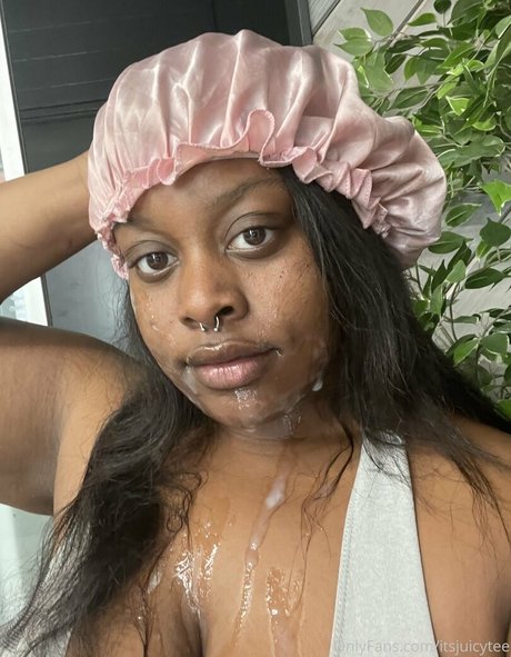 itsjuicytee modèle artistique galerie