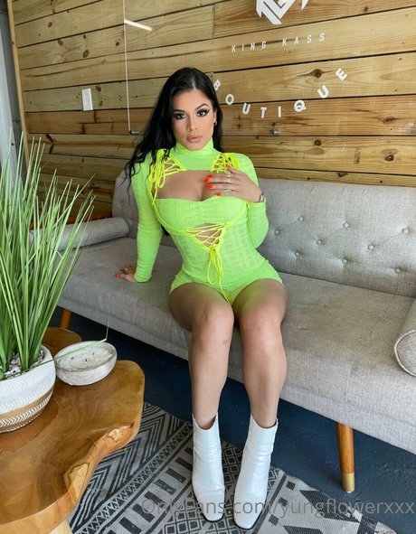 yungflowerxxx star du sexe images