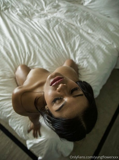 yungflowerxxx star pornographique des photos