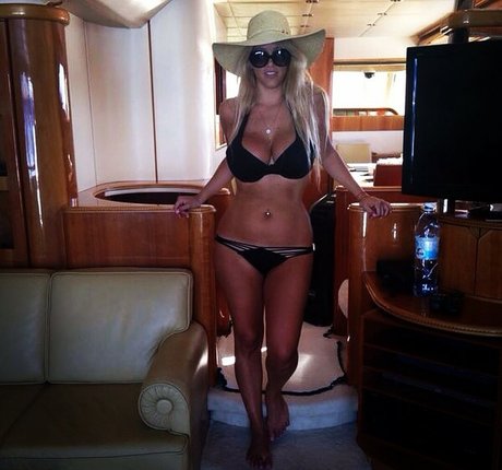 chaton courbé onlyfans top exclusif image