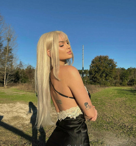 Haley Cure modèle artistique galerie