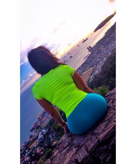 Toni Salina Chee Young modèle xxx image