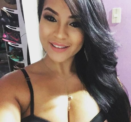 Toni Salina Chee Young modèle magnifique images