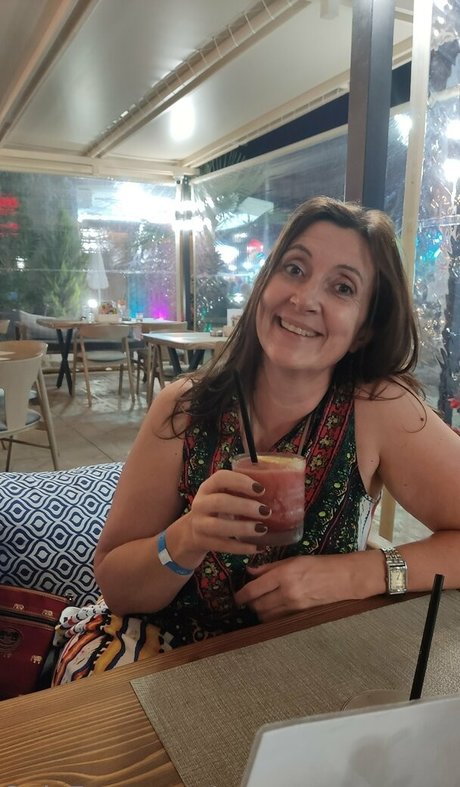 chaton courbé onlyfans jolie et gratuite image