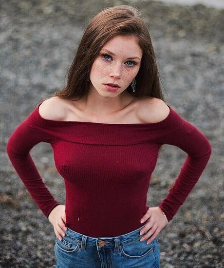 Lily Ana Alexander étoile chaude archive