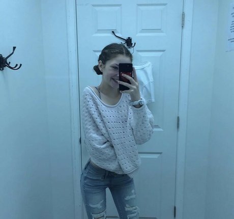 Lily Ana Alexander modèles nus des photos