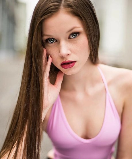 Lily Ana Alexander étoile magnifique photo