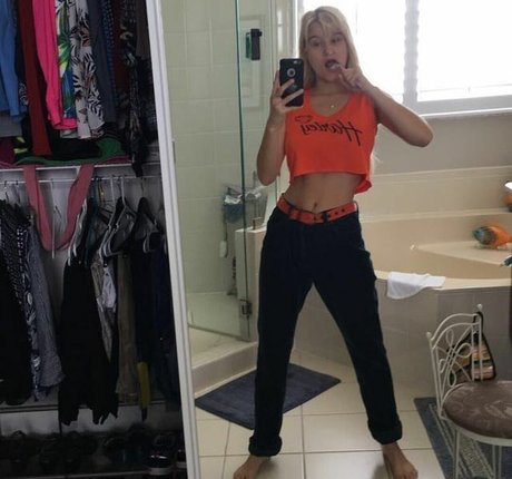 solo aux gros seins uniquementfans sexy érotique image