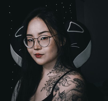 Akemyni modèle nu photos