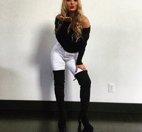 Kimi McFarland modèle artistique collection