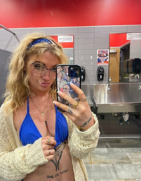 Kittycourty actrice pornographique photos