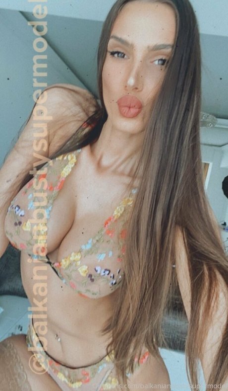 balkanianbustysupermodel jolie actrice archive