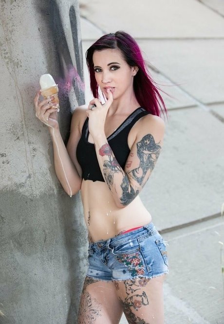 Kiki Kitsune modèle xxx photos