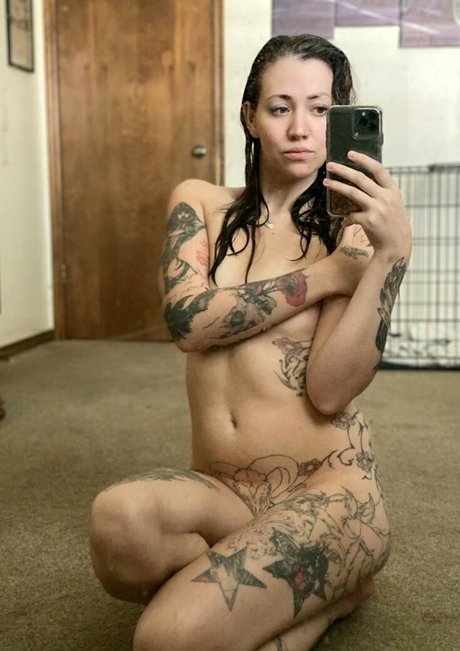 Kiki Kitsune modèle xxx galerie