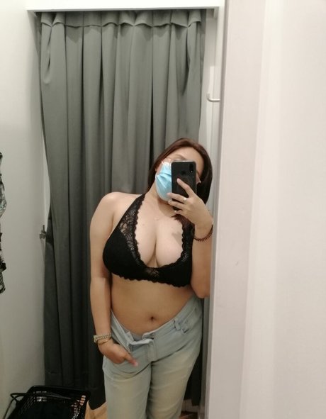 Lady Akiko modèle pornographique archive