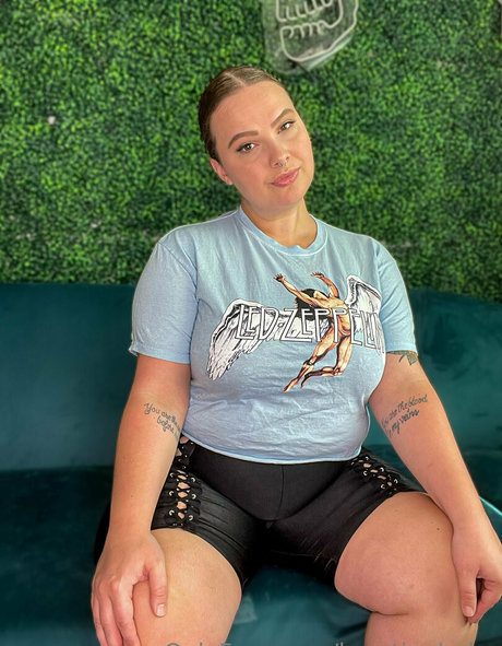 burstingbabe actrice exclusive image