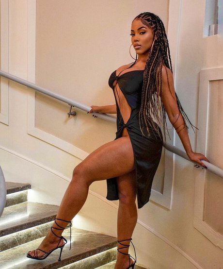 tatouages de gros seins onlyfans gratuit images