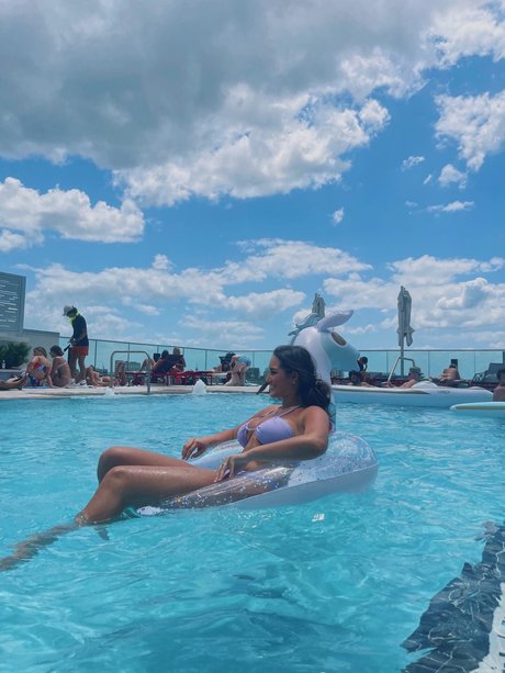 Taylor Alessi modèle magnifique galeries